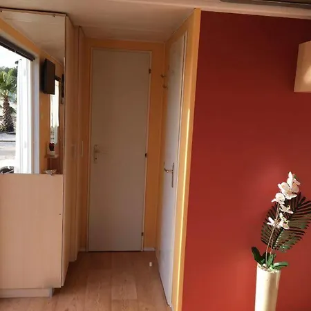 Mobil Home, Jacuzzi, Velos, Barbecue Et Et A 300m Campsite Hyeres
